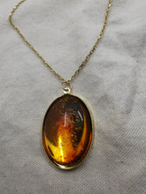 Charger l&#39;image dans la galerie, Collier sautoir AMBROSIOS. chaine en acier inoxydable  et médaillon ambre
