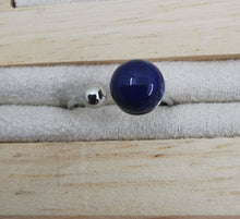 Charger l&#39;image dans la galerie, Bague Cora avec boule argenté et lapis lazulli
