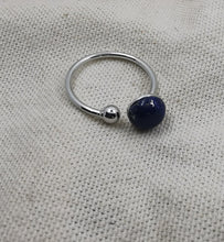 Charger l&#39;image dans la galerie, Bague Cora avec boule argenté et lapis lazulli
