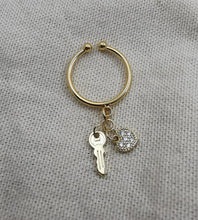 Charger l&#39;image dans la galerie, Bague FLORENCE avec boule doré et breloque clé et coeur
