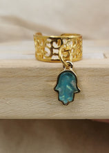 Charger l&#39;image dans la galerie, Bague large ALYA doré et breloque main de Fatma bleue
