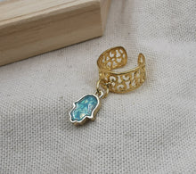 Charger l&#39;image dans la galerie, Bague large ALYA doré et breloque main de Fatma bleue
