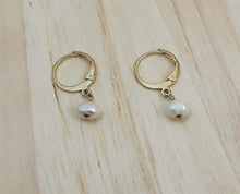 Charger l&#39;image dans la galerie, Boucle oreille CHANTAL mini créole en plaqué or avec perle d&#39;eau douce irrégulière

