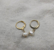 Charger l&#39;image dans la galerie, Boucle oreille CHANTAL mini créole en plaqué or avec perle d&#39;eau douce irrégulière
