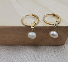 Charger l&#39;image dans la galerie, Boucle oreille CHANTAL mini créole en plaqué or avec perle d&#39;eau douce irrégulière
