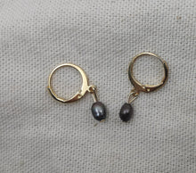 Charger l&#39;image dans la galerie, Boucle oreille CHANTAL mini créole en plaqué or avec perle d&#39;eau douce irrégulière
