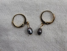 Charger l&#39;image dans la galerie, Boucle oreille CHANTAL mini créole en plaqué or avec perle d&#39;eau douce irrégulière
