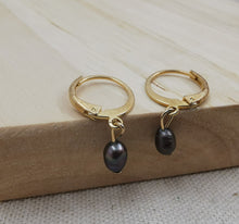 Charger l&#39;image dans la galerie, Boucle oreille CHANTAL mini créole en plaqué or avec perle d&#39;eau douce irrégulière
