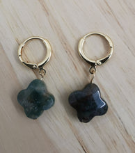 Charger l&#39;image dans la galerie, Boucle oreille LUCIE mini créole trèfle en agate indienne
