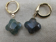 Charger l&#39;image dans la galerie, Boucle oreille LUCIE mini créole trèfle en agate indienne
