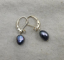 Charger l&#39;image dans la galerie, Boucle oreille DIANE dormeuse avec une perle d&#39;eau douce irrégulière noire
