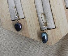 Charger l&#39;image dans la galerie, Boucle oreille DIANE dormeuse avec une perle d&#39;eau douce irrégulière noire
