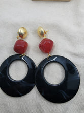Charger l&#39;image dans la galerie, Boucle oreille JEANNE en résine rouge et noire

