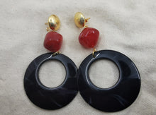 Charger l&#39;image dans la galerie, Boucle oreille JEANNE en résine rouge et noire
