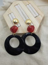Charger l&#39;image dans la galerie, Boucle oreille JEANNE en résine rouge et noire
