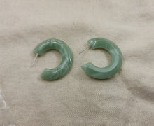 Charger l&#39;image dans la galerie, Boucle oreille NICOLETTA créole en résine vert eau
