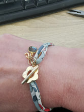 Charger l&#39;image dans la galerie, Bracelet SUMMER en tissu liberty et fermoir en forme de fleur

