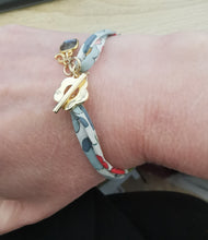 Charger l&#39;image dans la galerie, Bracelet SUMMER en tissu liberty et fermoir en forme de fleur
