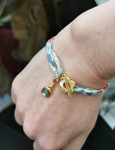 Charger l&#39;image dans la galerie, Bracelet SUMMER en tissu liberty et fermoir en forme de fleur

