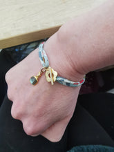 Charger l&#39;image dans la galerie, Bracelet SUMMER en tissu liberty et fermoir en forme de fleur
