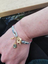 Charger l&#39;image dans la galerie, Bracelet SUMMER en tissu liberty et fermoir en forme de fleur
