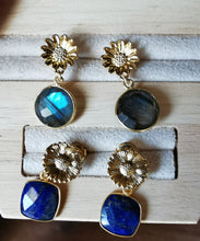 Charger l&#39;image dans la galerie, Boucles oreille MARGUERITE clou fleur doré et pierre ronde en labradorite

