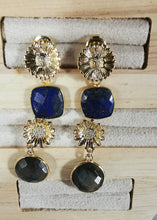 Charger l&#39;image dans la galerie, Boucles oreille MISTINGUETTE clou fleur de tournesol doré et pierre carré en lapis lazuli
