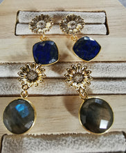 Charger l&#39;image dans la galerie, Boucles oreille MARGUERITE clou fleur doré et pierre ronde en labradorite
