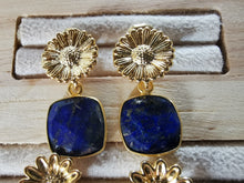 Charger l&#39;image dans la galerie, Boucles oreille MISTINGUETTE clou fleur de tournesol doré et pierre carré en lapis lazuli
