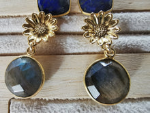 Charger l&#39;image dans la galerie, Boucles oreille MARGUERITE clou fleur doré et pierre ronde en labradorite
