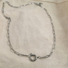 Charger l&#39;image dans la galerie, Collier MARTIN maille rectangle avec gros fermoir spécial charms
