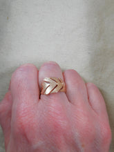 Charger l&#39;image dans la galerie, Bague ZOE feuille doré rose
