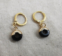 Charger l&#39;image dans la galerie, Boucles oreille ELVIRE mini créole doré et donut en onyx noir
