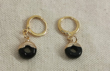Charger l&#39;image dans la galerie, Boucles oreille ELVIRE mini créole doré et donut en onyx noir

