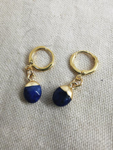 Charger l&#39;image dans la galerie, Boucles oreille AXELLE mini créole doré et pierre en lapis lazuli
