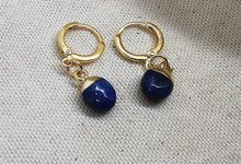 Charger l&#39;image dans la galerie, Boucles oreille AXELLE mini créole doré et pierre en lapis lazuli
