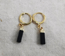 Charger l&#39;image dans la galerie, Boucles oreille IRINA mini créole doré et prisme rectangulaire en onyx noir
