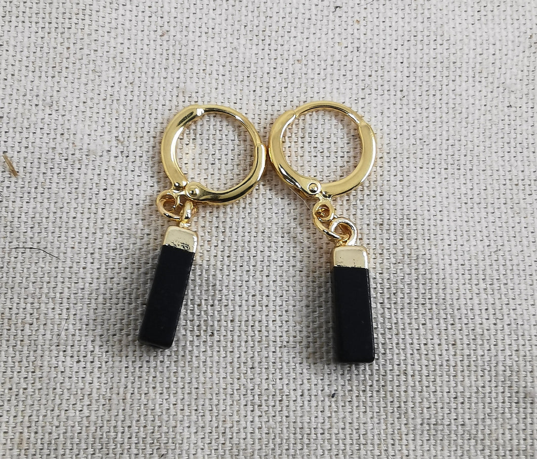 Boucles oreille IRINA mini créole doré et prisme rectangulaire en onyx noir
