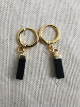 Charger l&#39;image dans la galerie, Boucles oreille IRINA mini créole doré et prisme rectangulaire en onyx noir
