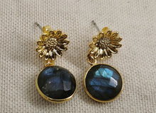 Charger l&#39;image dans la galerie, Boucles oreille MARGUERITE clou fleur doré et pierre ronde en labradorite
