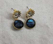 Charger l&#39;image dans la galerie, Boucles oreille MARGUERITE clou fleur doré et pierre ronde en labradorite
