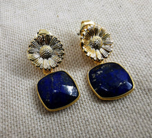 Charger l&#39;image dans la galerie, Boucles oreille MISTINGUETTE clou fleur de tournesol doré et pierre carré en lapis lazuli
