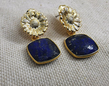 Charger l&#39;image dans la galerie, Boucles oreille MISTINGUETTE clou fleur de tournesol doré et pierre carré en lapis lazuli
