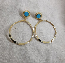 Charger l&#39;image dans la galerie, Boucles oreille REGINE clou bleu et doré et grand anneaux déformés
