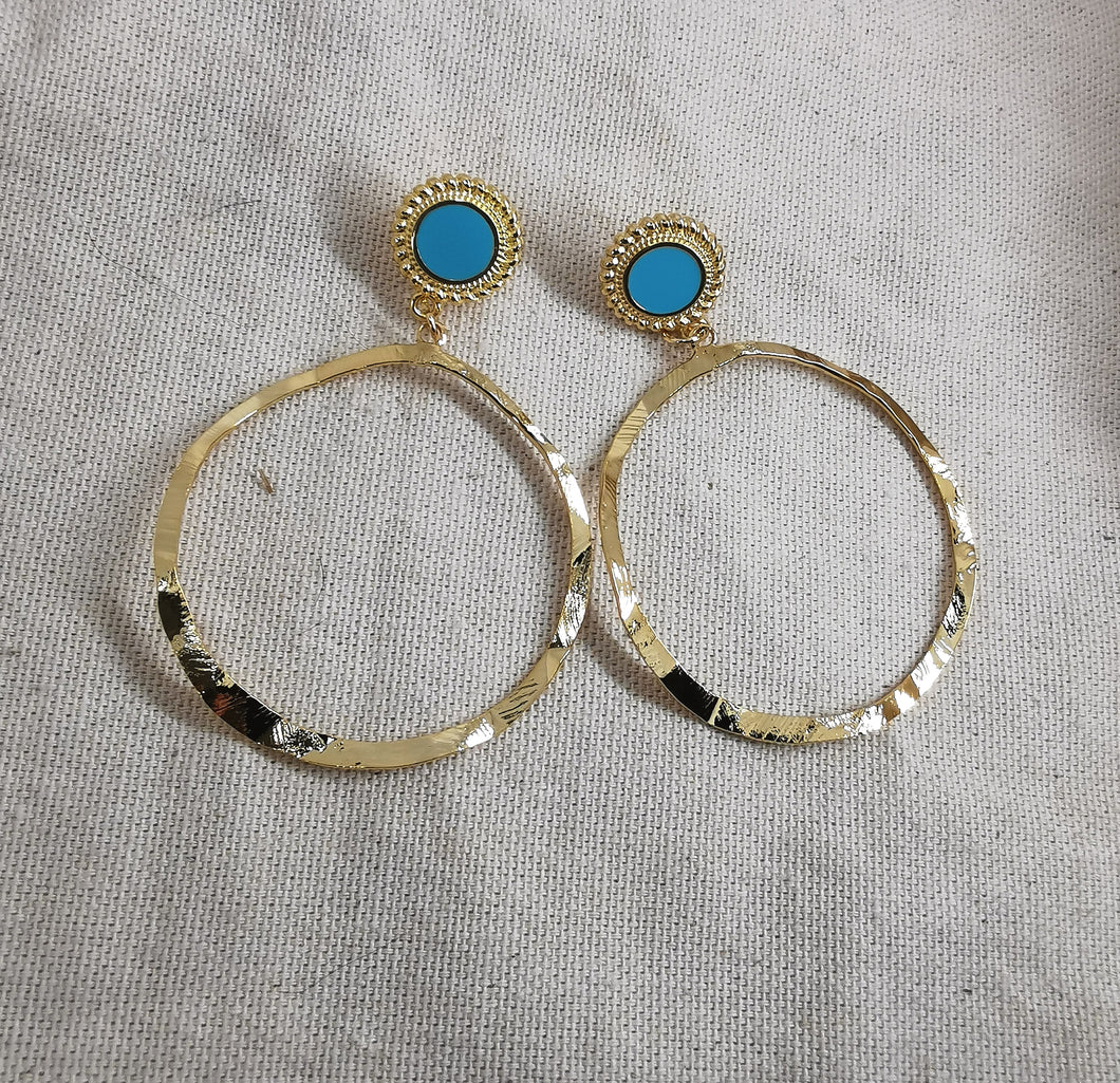 Boucles oreille REGINE clou bleu et doré et grand anneaux déformés