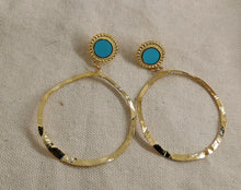 Charger l&#39;image dans la galerie, Boucles oreille REGINE clou bleu et doré et grand anneaux déformés
