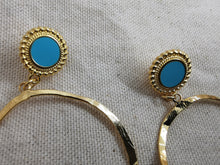 Charger l&#39;image dans la galerie, Boucles oreille REGINE clou bleu et doré et grand anneaux déformés
