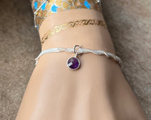 Charger l&#39;image dans la galerie, Bracelet en argent Angitia avec pendentif rond sertie d&#39;une pierre naturelle
