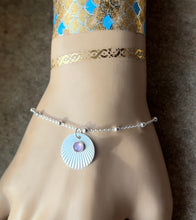 Charger l&#39;image dans la galerie, Bracelet en argent Cybèle avec pendentif rond effet plissé sertie d&#39;une Améthyste
