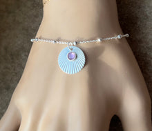 Charger l&#39;image dans la galerie, Bracelet en argent Cybèle avec pendentif rond effet plissé sertie d&#39;une Améthyste
